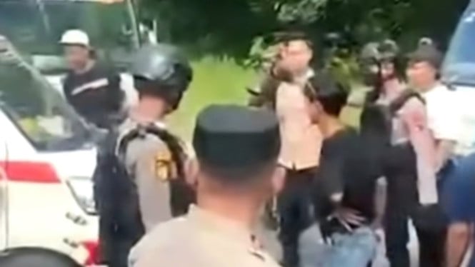 Viral Aksi Anarkis Pendemo Aturan Truk ODOL, Serang Ambulans hingga Rusak