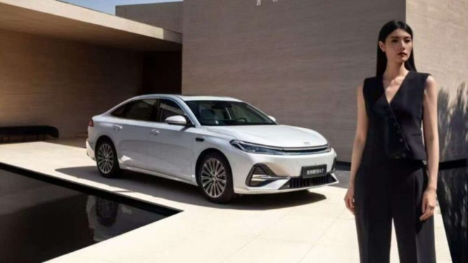 Harganya Rp200 Jutaan Mobil Hybrid Geely yang Bisa Jalan 2.100 KM Meluncur