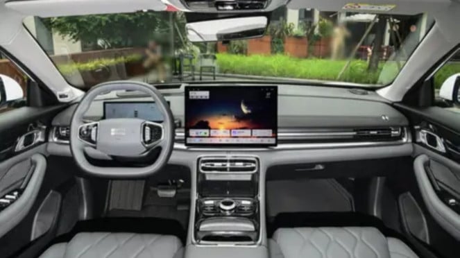 Harganya Rp200 Jutaan Mobil Hybrid Geely yang Bisa Jalan 2.100 KM Meluncur