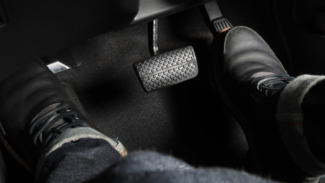Ternyata Gara-gara Ini Pengguna Mobil Matik Gak Boleh Pakai Dua Kaki