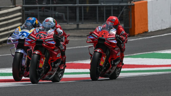 Marc Marquez, Marquez, Valentino Rossi, MotoGP, Cara Marc Marquez Bungkam ‘Bacot’ Penggemar Pecco Bagnaia dan Valentino Rossi di MotoGP Italia