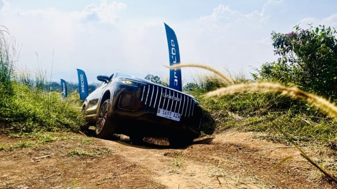 Jajal Ketangguhan Jaecoo J8 AWD di Off-road, Mudah Dikendalikan Pengemudi Wanita