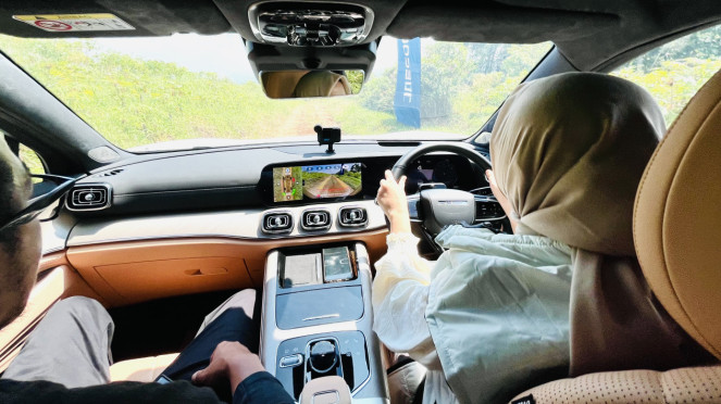 Jajal Ketangguhan Jaecoo J8 AWD di Off-road, Mudah Dikendalikan Pengemudi Wanita