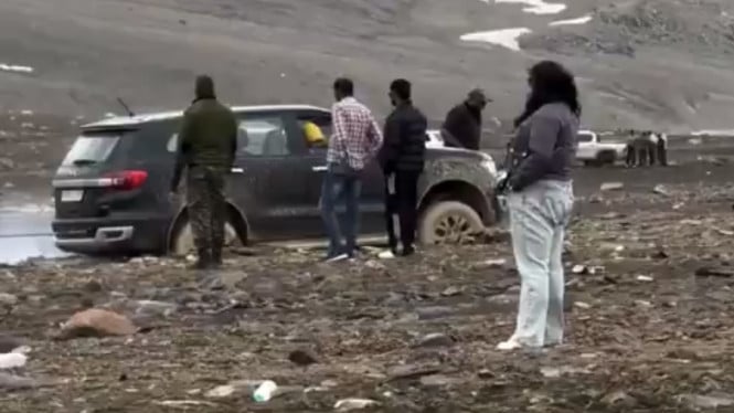 Mobil SUV Nyangkut di Tengah Gunung, Jadi Bikin Repot Tentara