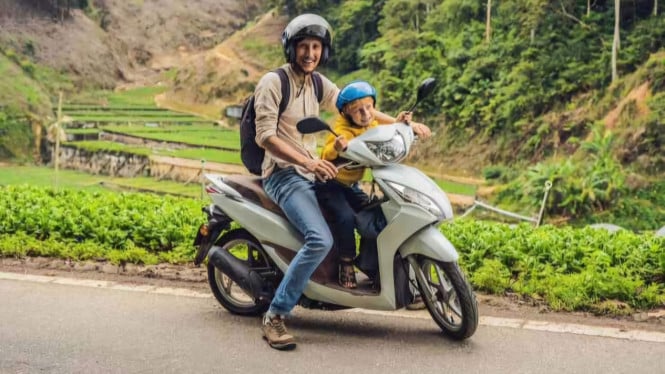 Naik Motor Bawa Anak di Depan? Hati-Hati, Ini Risiko Fatalnya