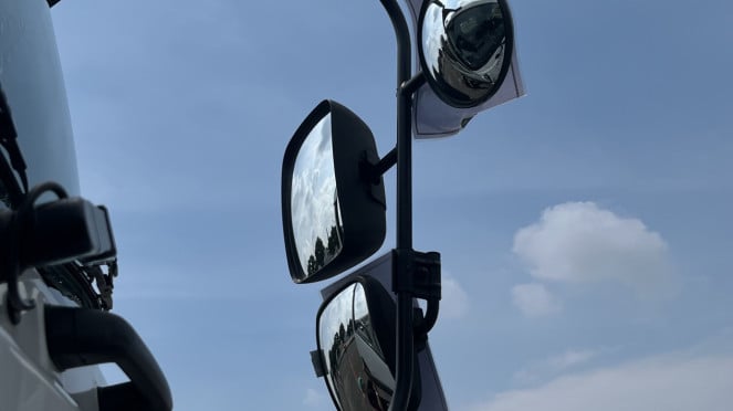 Bukan Aksesori, Ternyata Ini Alasannya Kaca Spion Truk Ada Tiga
