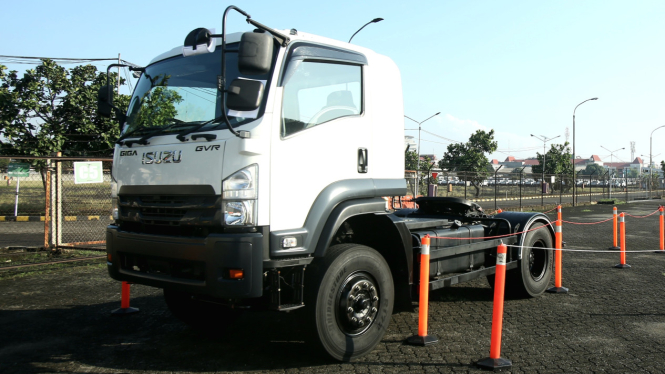 Bukan Aksesori, Ternyata Ini Alasannya Kaca Spion Truk Ada Tiga