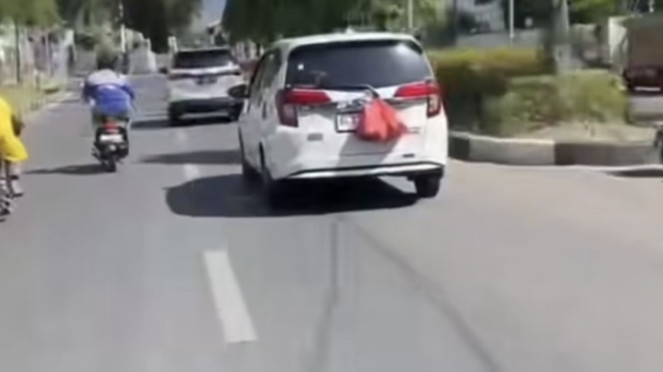 Viral! Kantong Merah Gantung di Belakang Mobil, Warganet Terkecoh dengan Isinya