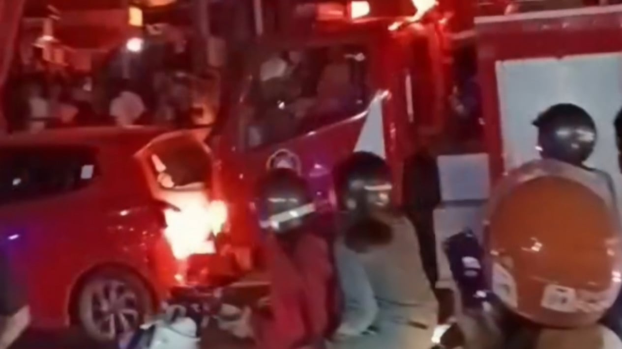 Video Damkar Seruduk Belakang LCGC yang Tak Beri Jalan saat Kondisi Darurat