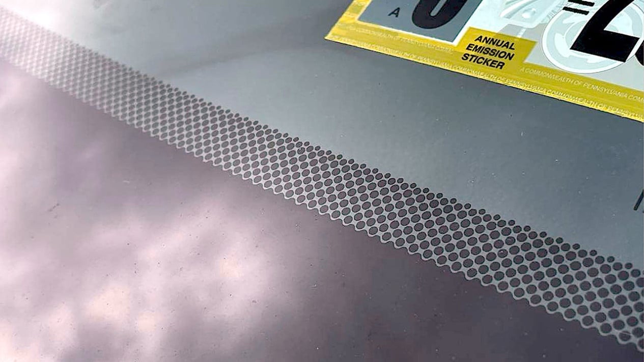 Bukan Hiasan, Ini Fungsi Titik Hitam di Kaca Mobil