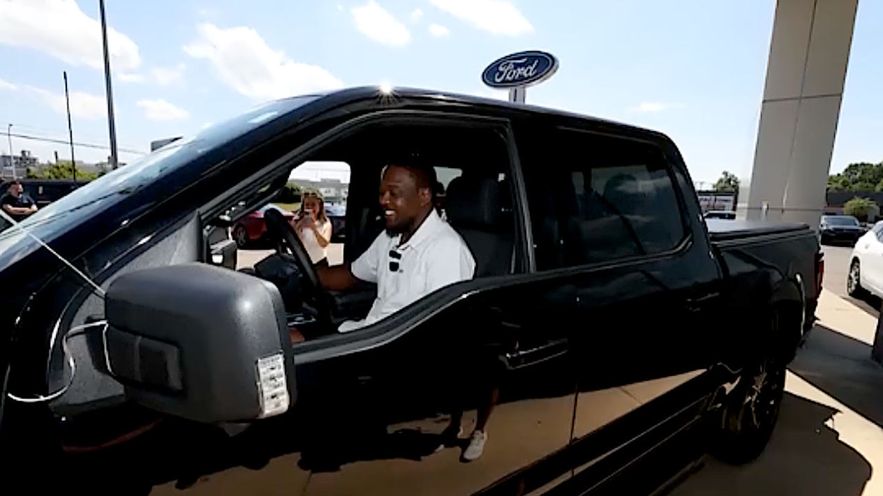 Mobil Butut Pria Ini Tiba-tiba Diganti Baru oleh Diler