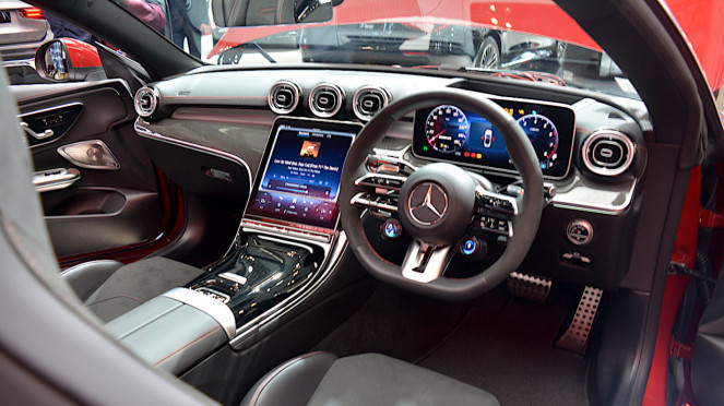 Mobil Merah Menyala Ini Ludes Terjual di GIIAS 2025