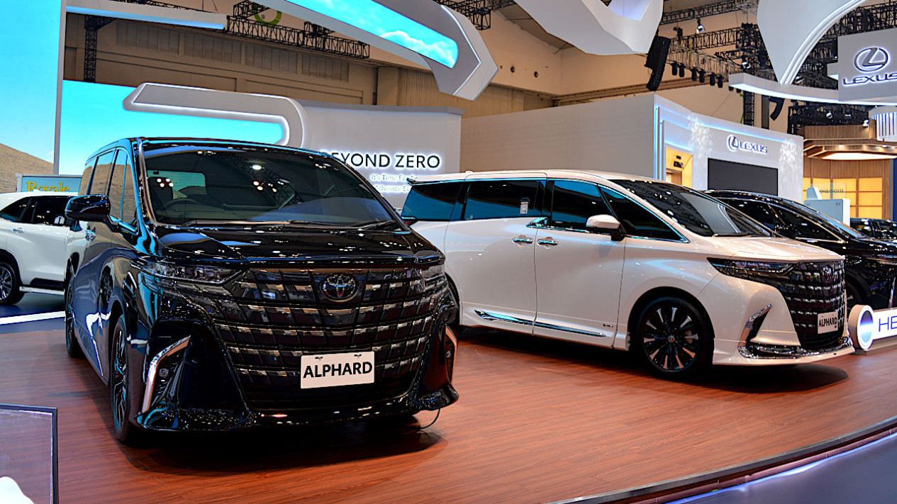 Mobil Toyota Alphard Dapat Diskon Rp130 Juta di GJAW 2025