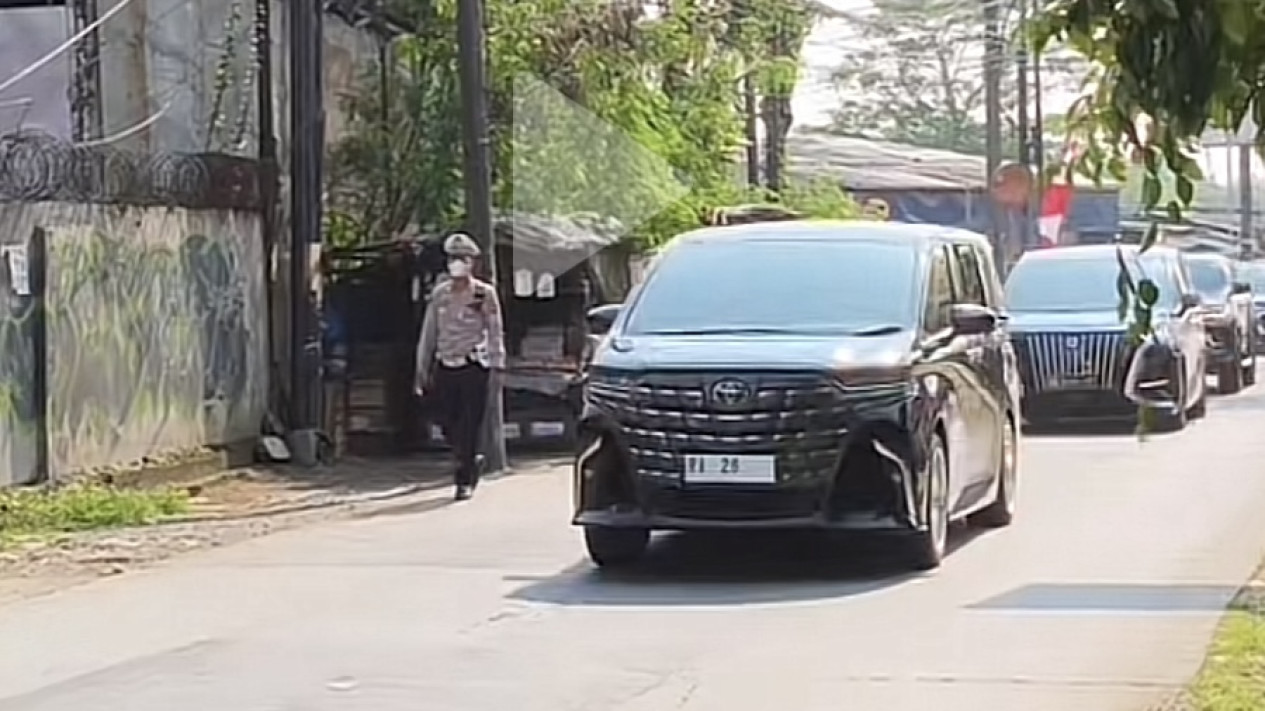 Rombongan Pejabat Melintas di Jalan Tambalan, Netizen Bahas Suspensi Mobil