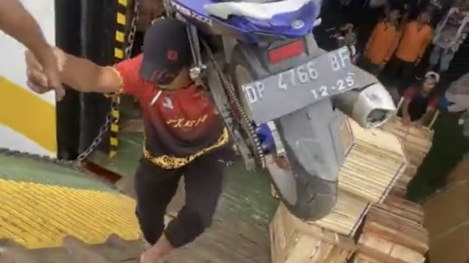 Angkat Motor 118 Kg di Pundak, Buruh Pelabuhan Ini Bikin Netizen Takjub