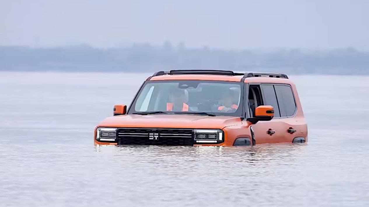 Jetour, SUV Jetour Jadi yang Pertama Mengarungi Sungai Terpanjang di Asia