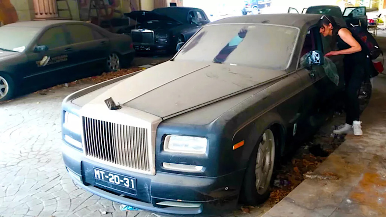 Sederet Mobil Mewah Ditinggal Membusuk di Hotel Angker