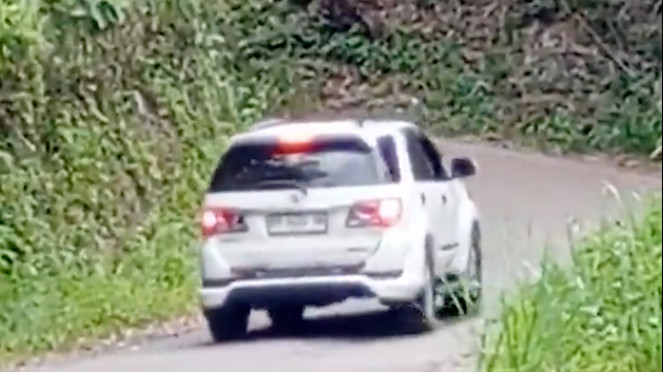 Viral 'Mitsubishi Fortuner' Enggak Kuat Nanjak Banjir Komen Warganet