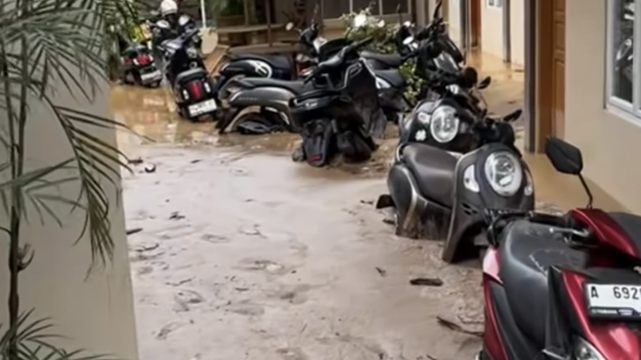 Banjir Sisakan Lumpur Tebal, Puluhan Motor Terjebak di Area Permukiman Sumbar