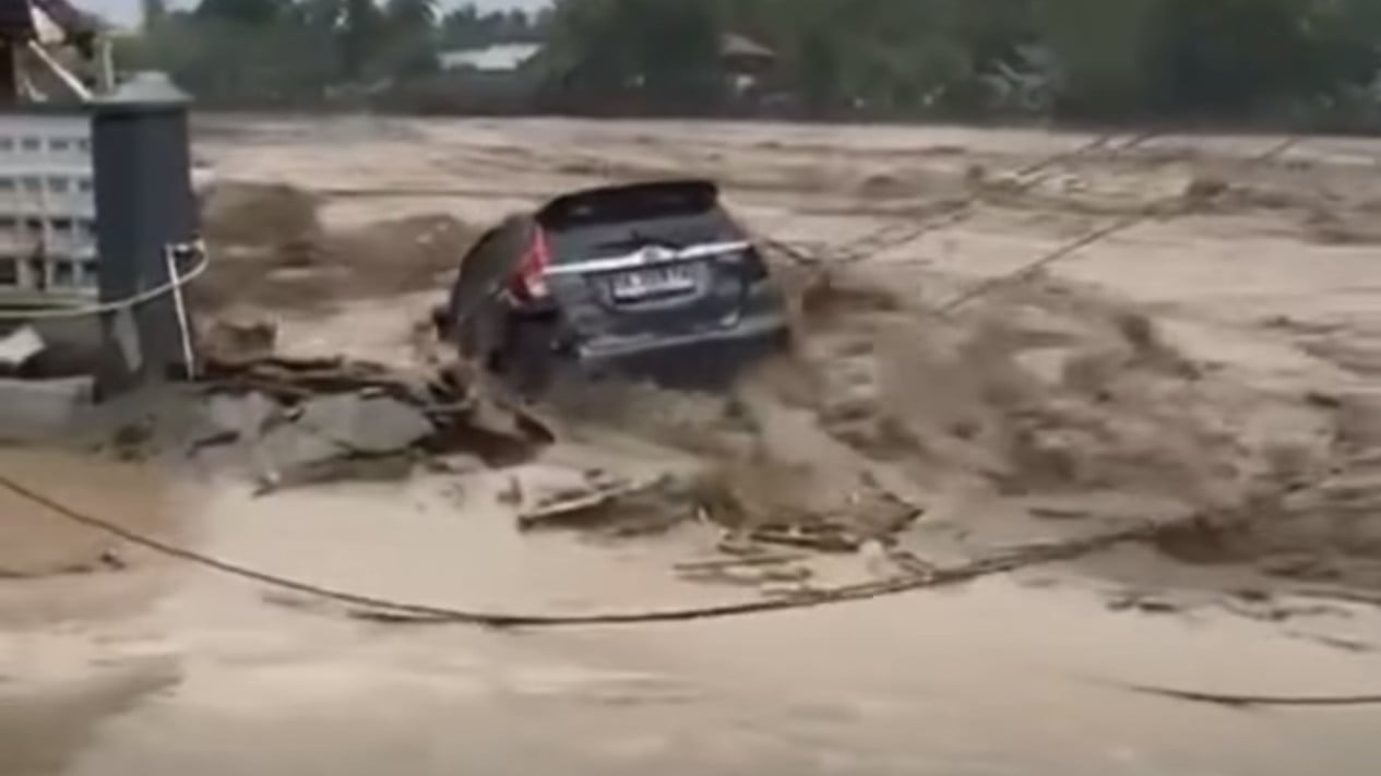 Hindari 4 Kesalahan Fatal Saat Mobil Terendam Banjir