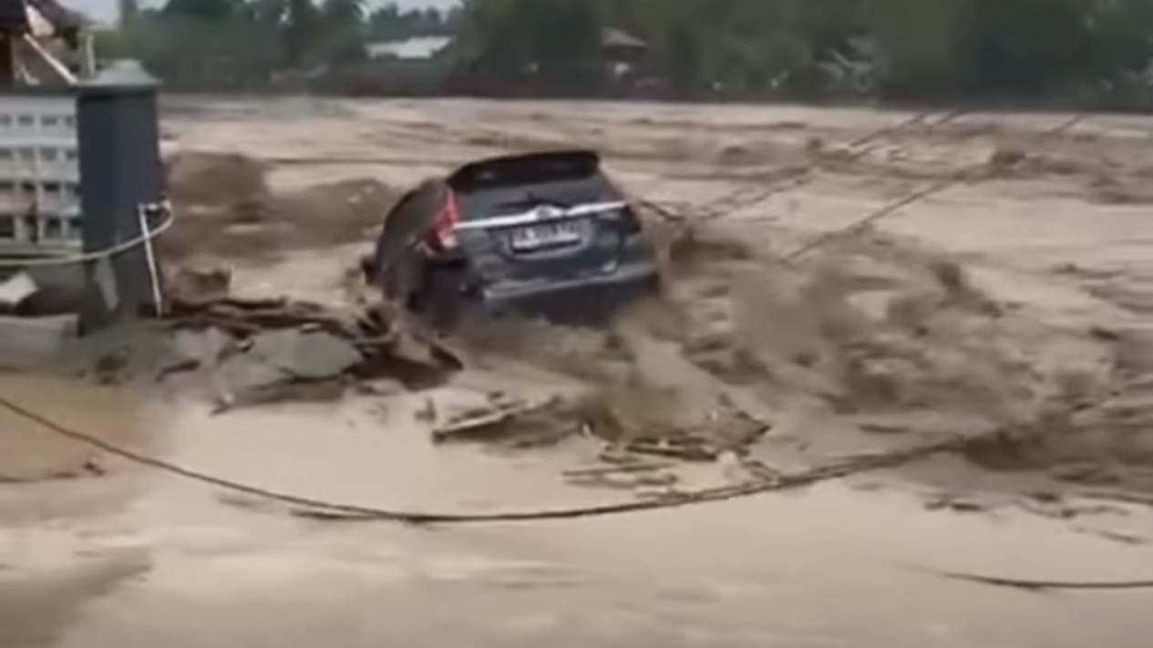 Hindari 4 Kesalahan Fatal Saat Mobil Terendam Banjir