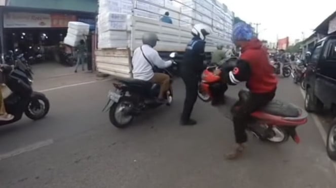 Pemotor Ngotot Lawan Arus, Polisi Sampai Angkat Ban Motor