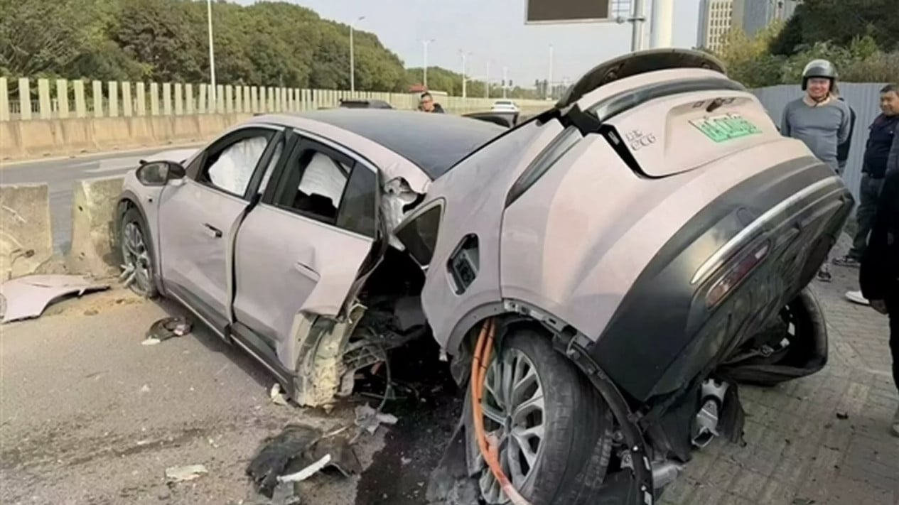 Mobil Listrik China Terbelah Dua dalam Kecelakaan, Ada Satu Hal yang Bikin Gak Percaya
