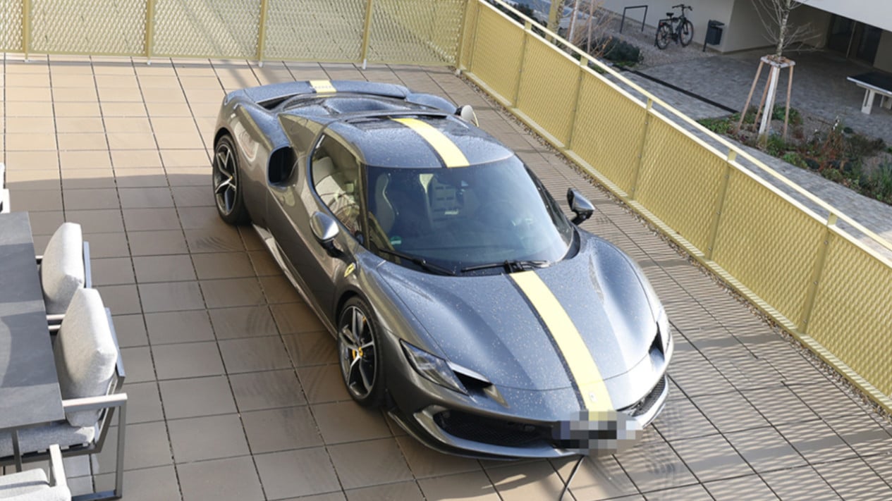 Ferrari, Warga Parkir Ferrari di Balkon, Pemkot Turun Tangan