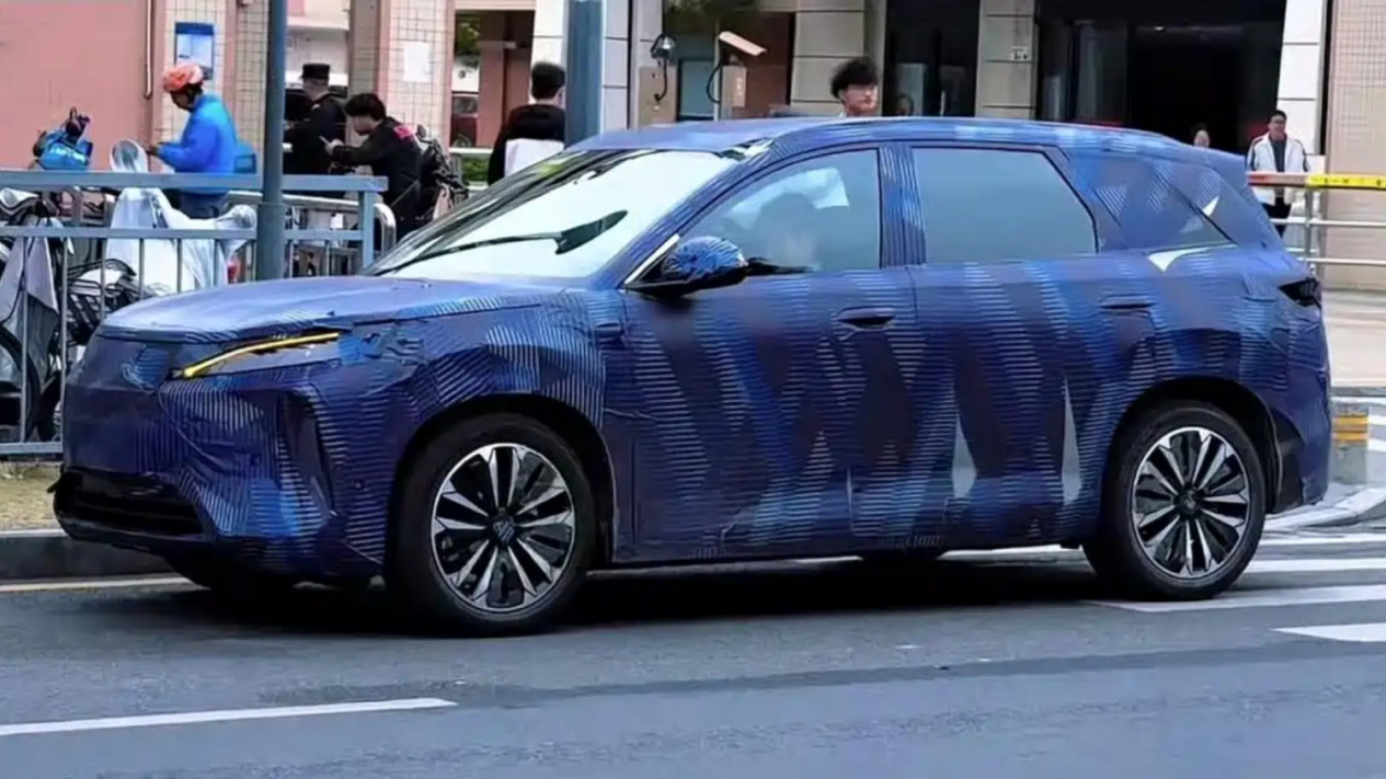 BYD, BYD Diam-Diam Uji MPV Bongsor, Siap Jadi Lawan Serius Innova?