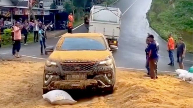 Tak Kuat Tanjakan Turunan Ekstrem, Toyota Fortuner Nyungsep di Gotekan