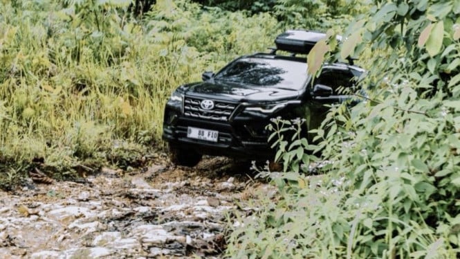 Mau Beli SUV Ladder Frame? Ini Perbandingan Harga Fortuner vs Pajero Sport Baru