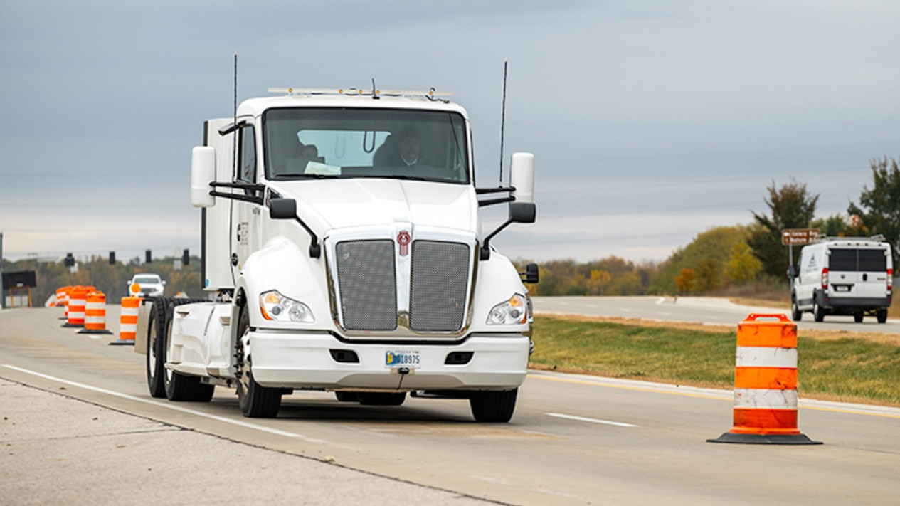 Bukan di SPKLU, Kendaraan Listrik Ini Ngecas Langsung dari Jalan Tol