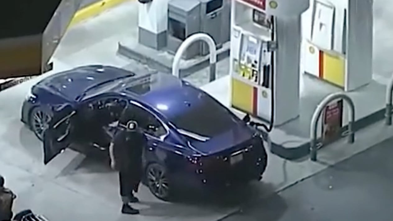 Dikejar Polisi, Maling Mobil Ini Sempat-sempatnya Isi Bensin