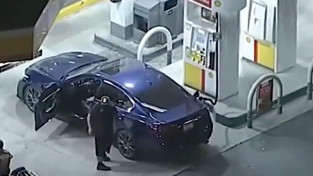 Dikejar Polisi, Maling Mobil Ini Sempat-sempatnya Isi Bensin