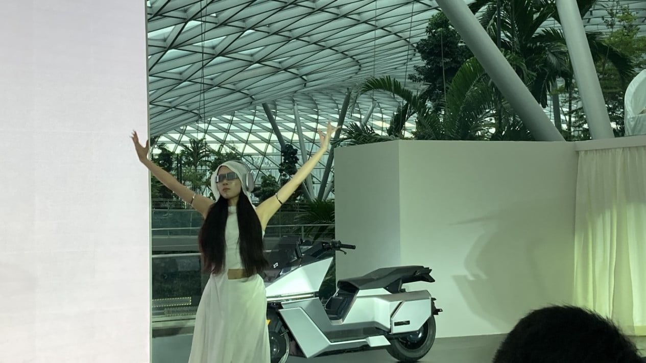 Motor Listrik “Anti Jatuh” OMO X Sudah Diuji Hadapi Banjir dan Macet