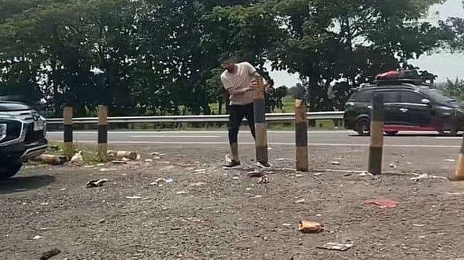 Nekat Ubah Jalur di Tol dengan Buka Pembatas, Pengemudi Pajero Ini Disorot