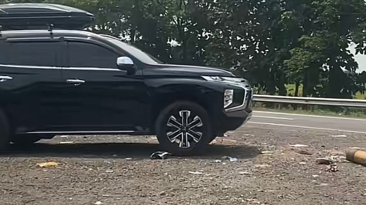 Nekat Ubah Jalur di Tol dengan Buka Pembatas, Pengemudi Pajero Ini Disorot