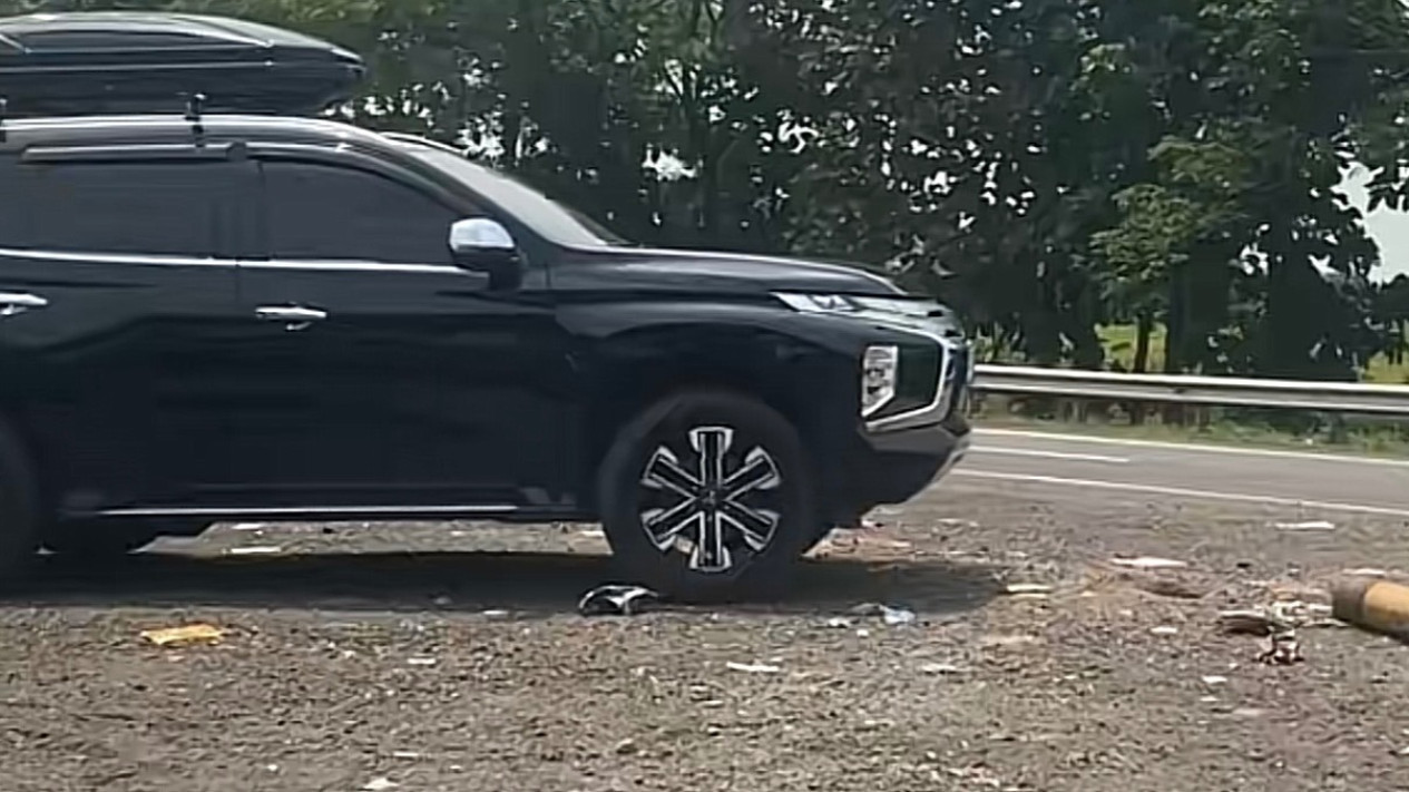 Nekat Ubah Jalur di Tol dengan Buka Pembatas, Pengemudi Pajero Ini Disorot