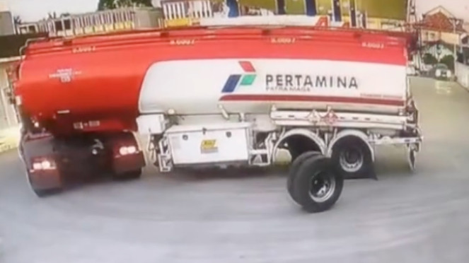 Lagi Asyik Belok, Ban Truk BBM Mendadak Copot