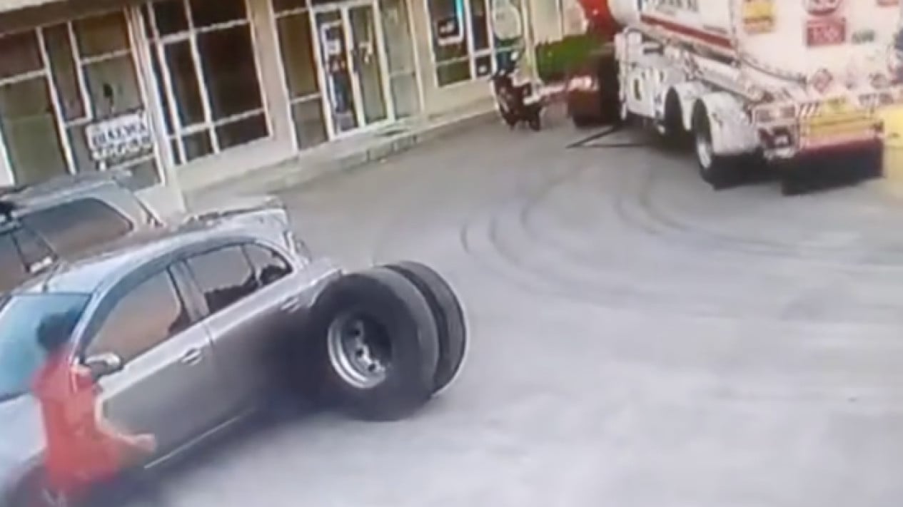 Lagi Asyik Belok, Ban Truk BBM Mendadak Copot