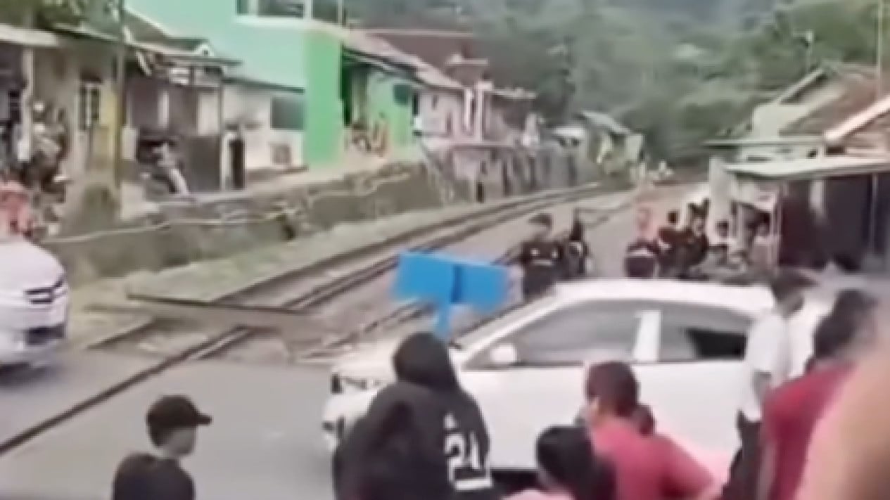 Mobil Tertemper Kereta, Warga Blokir Rel