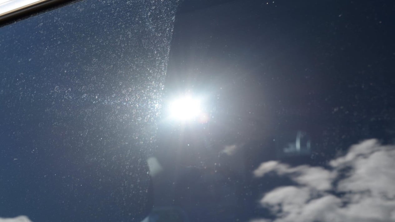 Cara Bersihkan Jamur Kaca Mobil Tanpa Risiko Efek Pelangi