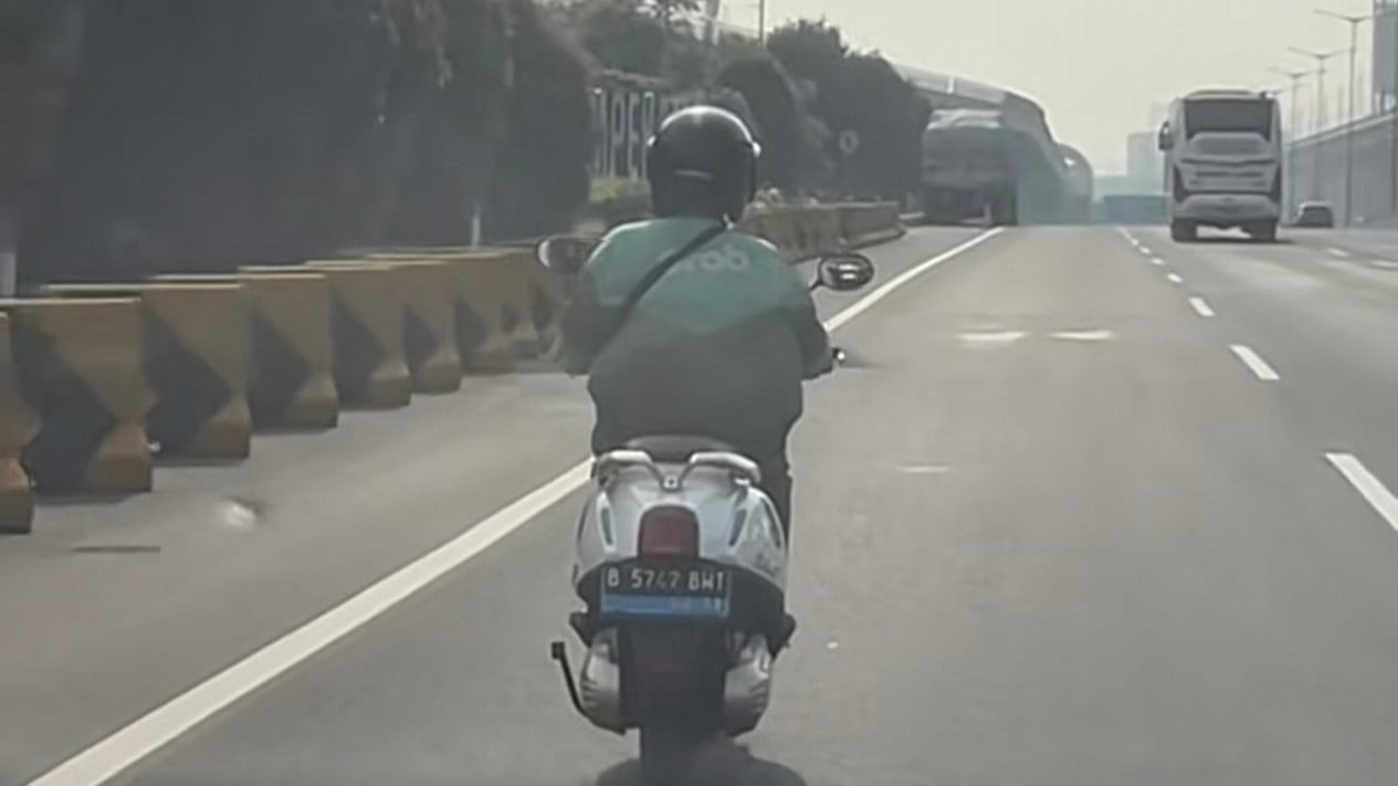 Viral Ojol Nyelonong ke Tol Japek, Diteriakin ‘Kesurupan?’ Tetap Jalan Santai
