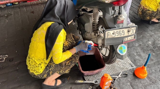 Ada yang Unik dari Cara Ganti Oli Motor Ini