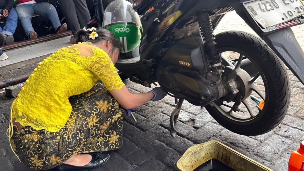Ada yang Unik dari Cara Ganti Oli Motor Ini