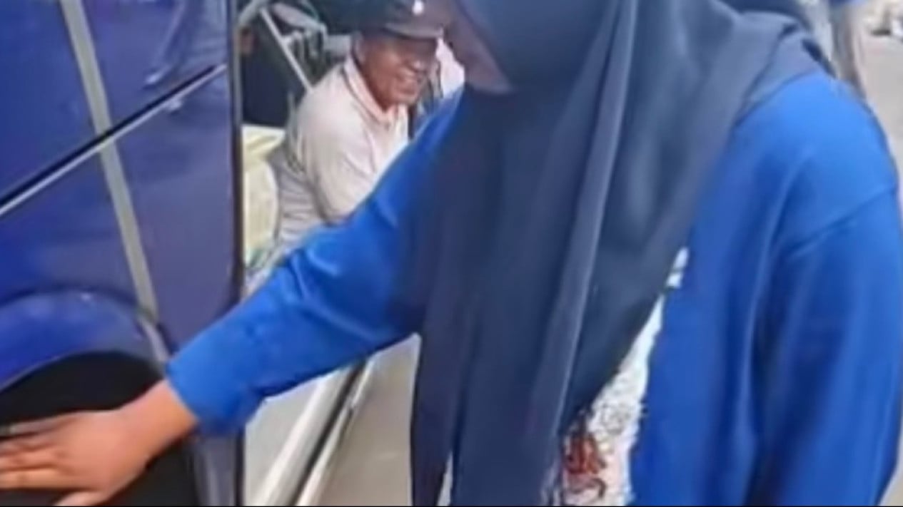 Viral Ritual Cium Ban Bus Sebelum Perjalanan, Penumpang Percaya Bisa Cegah Mabuk