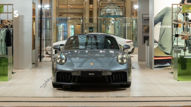 Porsche EV dan Hybrid Mejeng di Jantung Kota Jakarta