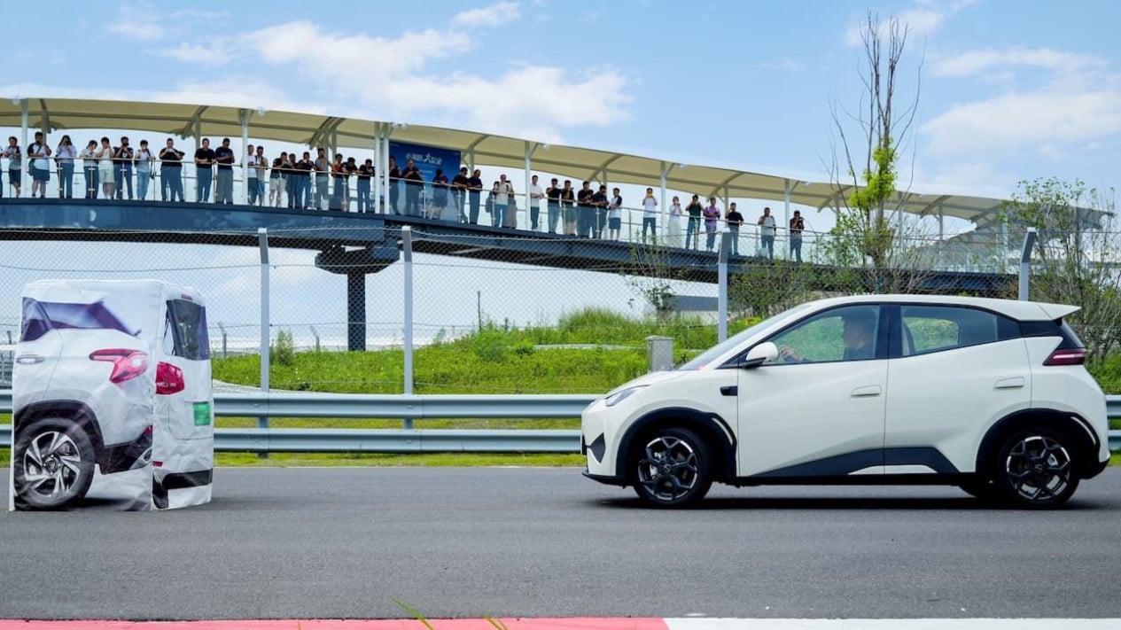 BYD Pasang Badan Jika Mobilnya Menabrak Saat Mode Autopilot Aktif