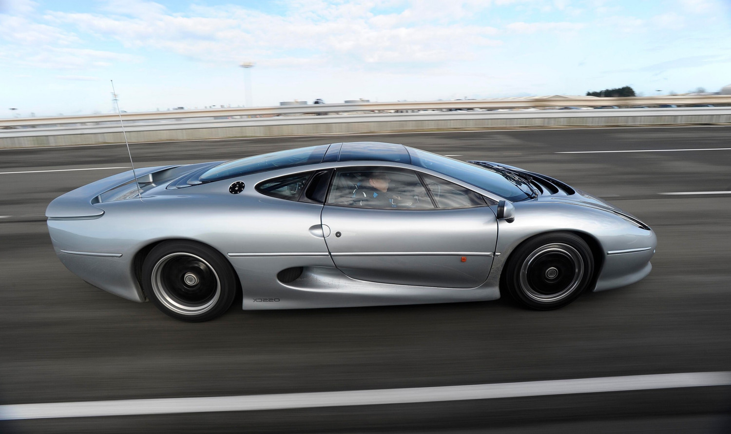 Ian Callum Redesigned The Jaguar XJ220, But He Needs Your Original To Build It