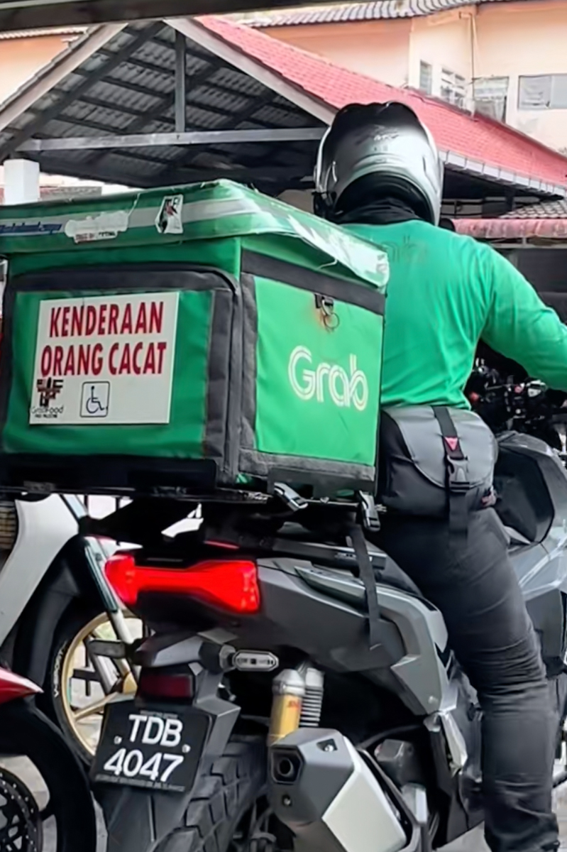 Kehilangan Anggota Badan tidak Menghalang Ahmad Nabil Teruskan Kerja Menghantar Barang